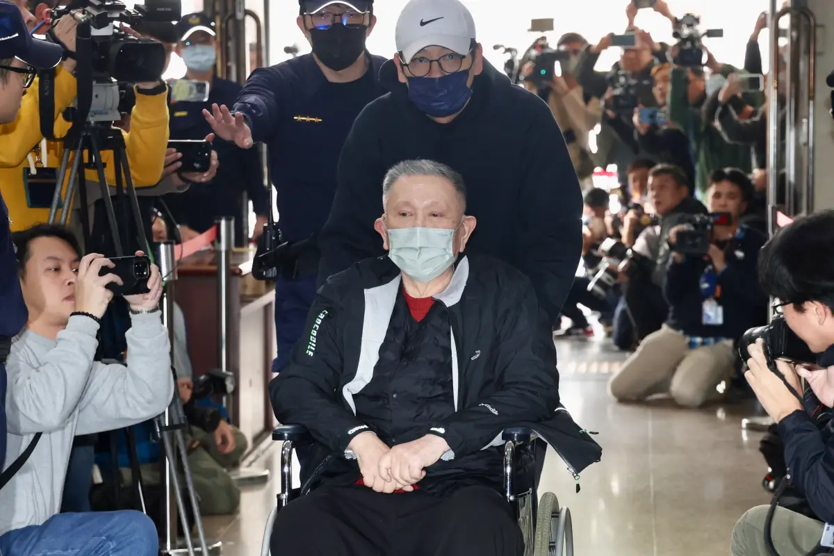 ▲沈慶京上午緊急取消手術，並於下午2時15分許抵達台北地院報到，等待晚間6時第三度將召開的接押庭。（圖／記者李政龍攝）