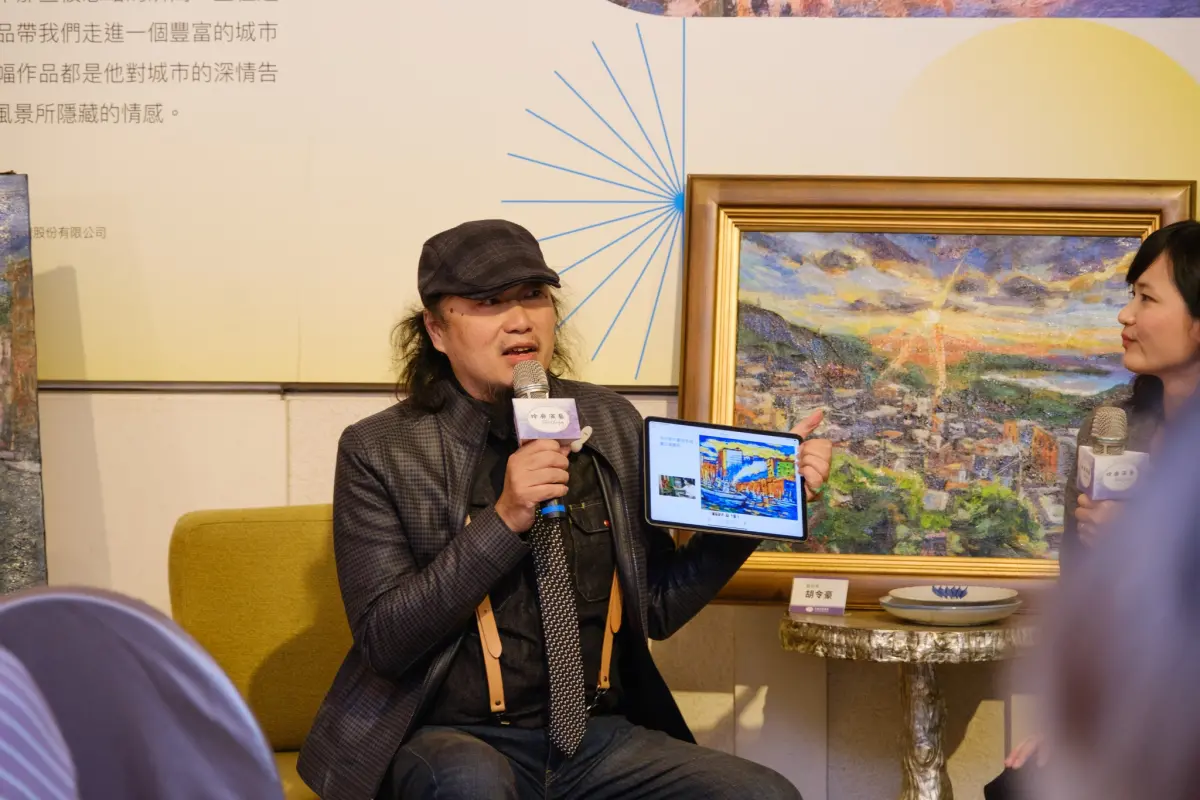 ▲分享會上，胡令豪親自導覽並分享了他如何將自身的生命經歷融入創作。（圖／玲郎滿藝畫廊提供）