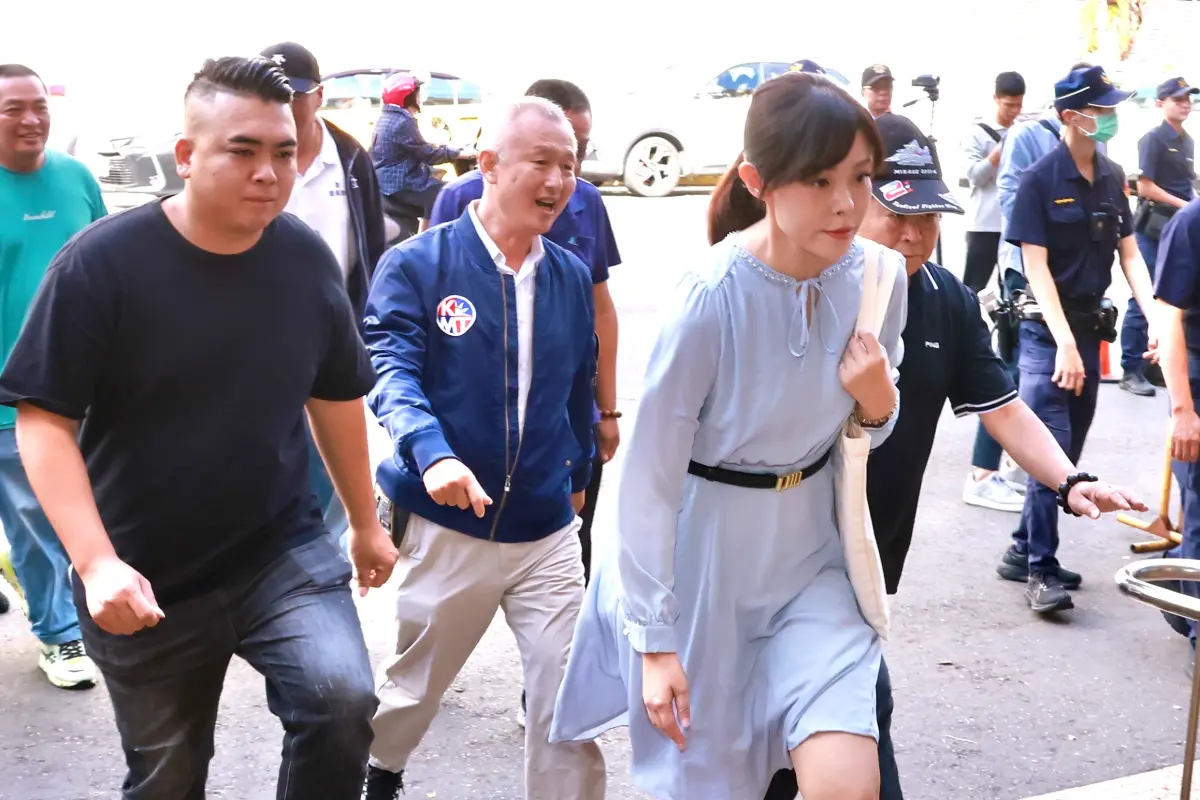 ▲高虹安涉貪助理費，一審遭判刑7年4月，去年11月4日，首度到高院出庭，今高院認為有違憲疑慮，裁定停審並聲請釋憲。（圖／記者徐敏娟攝）