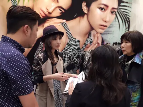▲ERIKACHUNG鍾佩吟(左二)設計高雄跨年晚會主持人服裝,整體設計融合了高雄「山海交織、新舊共榮」的特色。(圖/記者陳美嘉翻攝) ▲ERIKACHUNG鍾佩吟(左二)設計高雄跨年晚會主持人服裝,整體設計融合了高雄「山海交織、新舊共榮」的特色。(圖/記者陳美嘉翻攝)