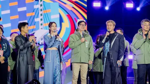 ▲高雄跨年晚會主持人服裝,「湛藍海洋之星系列」以高雄港的港灣美景與海洋文化為主題,表現海洋的廣闊、深邃與浪漫自由精神。(圖/記者陳美嘉翻攝) ▲高雄跨年晚會主持人服裝,「湛藍海洋之星系列」以高雄港的港灣美景與海洋文化為主題,表現海洋的廣闊、深邃與浪漫自由精神。(圖/記者陳美嘉翻攝)