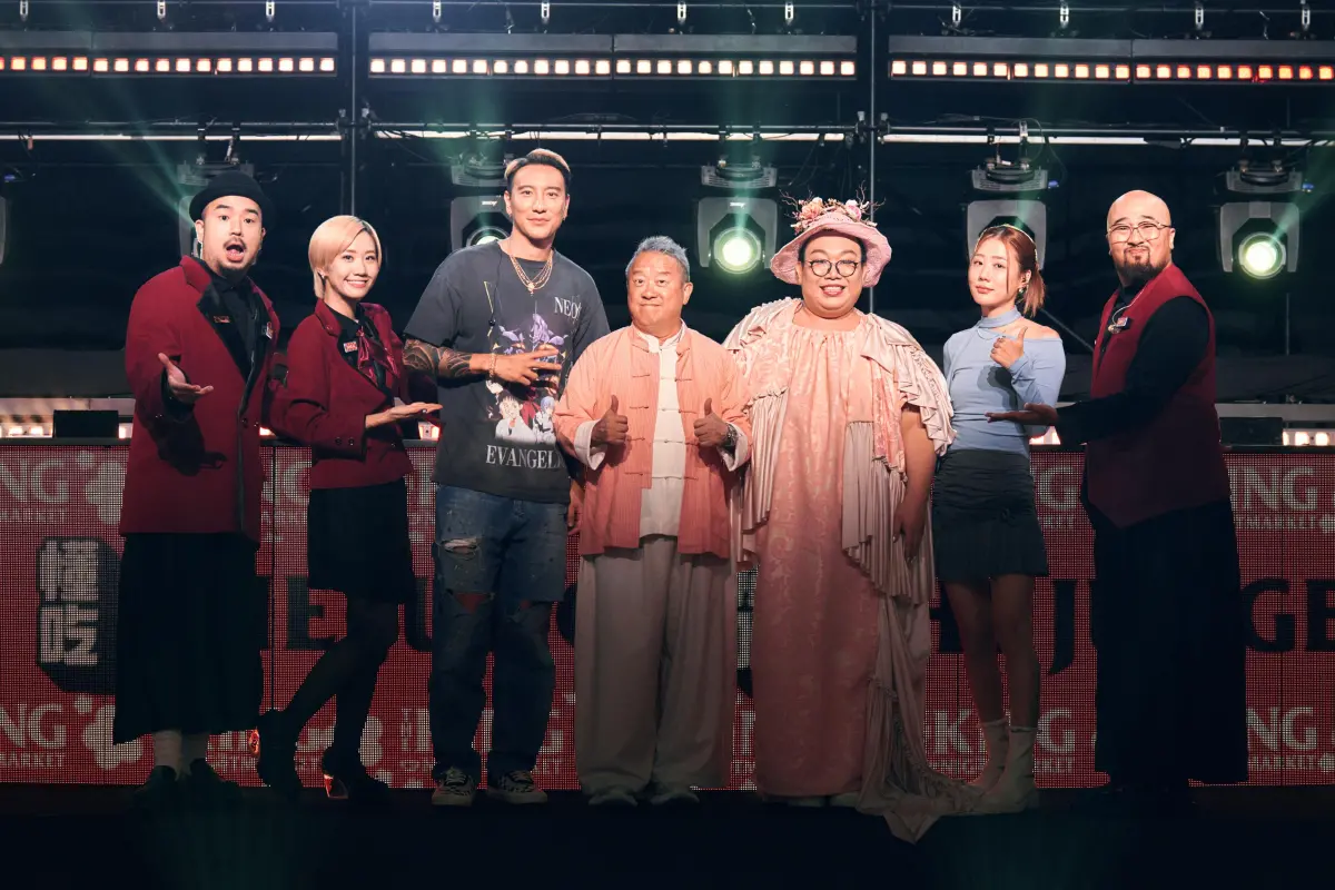 ▲過年逛夜市饕客口袋名單公開！《夜市王》掀起台灣夜市熱潮，《NOWnews今日新聞》特此公開「饕客口袋名單」的3樣夜市必吃，包括「玉里橋頭臭豆腐、沖繩酥炸大魷魚、全壘打牛排」，來自香港的藝人曾志偉（中）及泰籍YouTuber「泰國娘娘」（右3）都愛不釋手。（圖／緯來提供）