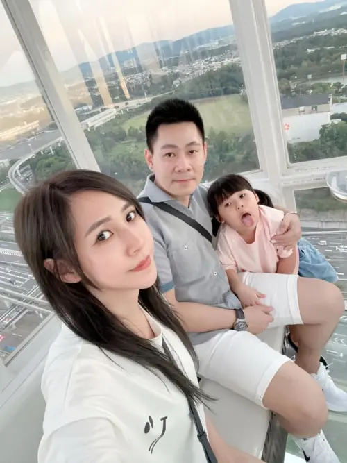 ▲鄉民女神潔哥（左）和岳妹（中）長跑結婚並於2019生下FAFA（右）。（圖／翻攝自潔哥／李秉潔臉書）