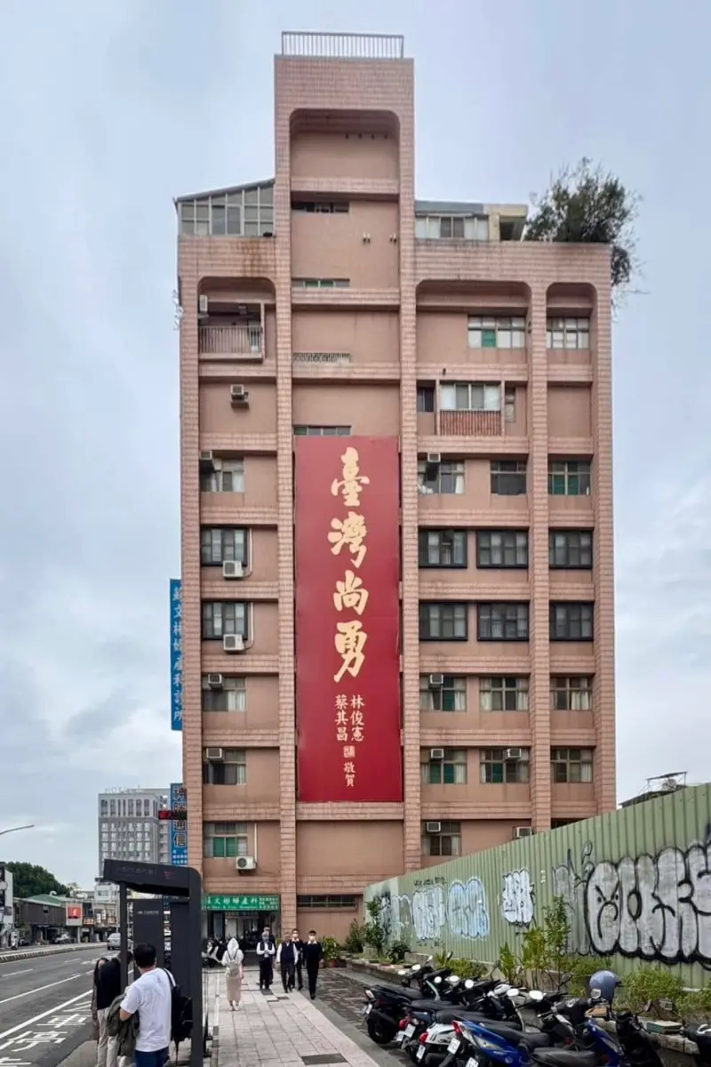 ▲不只3層樓春聯,台南市中西區西門路一段還有5層樓高的「台灣尚勇」春聯。(圖/翻攝林俊憲臉書,2025.01.02)