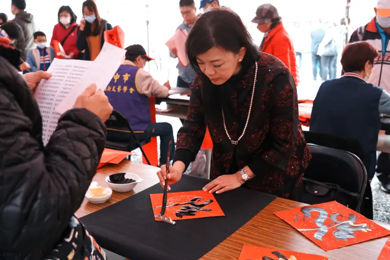 ▲台中孔廟1月11日書法名家現場揮毫，讓民眾免費索取年字年畫(圖／資料照片)