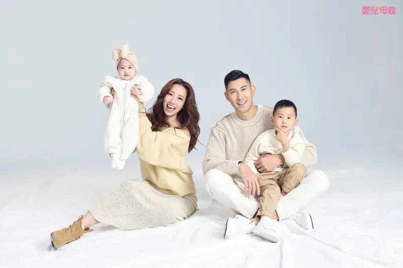 ▲毛加恩（右2）和羅雯（左2）結婚後育有1子1女，兩人曾經歷流產，羅雯在懷女兒時也曾一度沒有胎動，是第六感讓她急衝醫院，才救回女兒。（圖／嬰兒與母親雜誌）