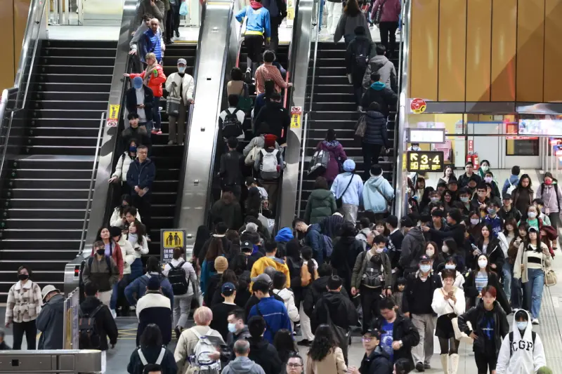 ▲一名網友在捷運公館站發現，台大學生左右整齊地兩側皆站，讓他大讚高素質，貼文一出立即引起爭議。（示意圖／記者吳翊緁攝）