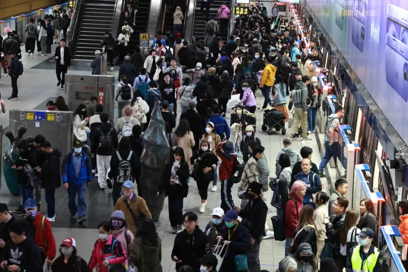 ▲如果突然遇到北捷停駛，其實還是有三種替代方案可以順利抵達公司，包含搭計程車、騎共享機車、搭公車。（圖／記者吳翊緁攝）