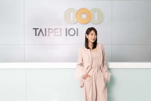 ▲台北101董事長賈永婕推出兩款帽T,一天內賣破千件,她笑道:「要改賣衣服了!」(圖/翻攝自賈永婕臉書) ▲台北101董事長賈永婕推出兩款帽T,一天內賣破千件,她笑道:「要改賣衣服了!」(圖/翻攝自賈永婕臉書)