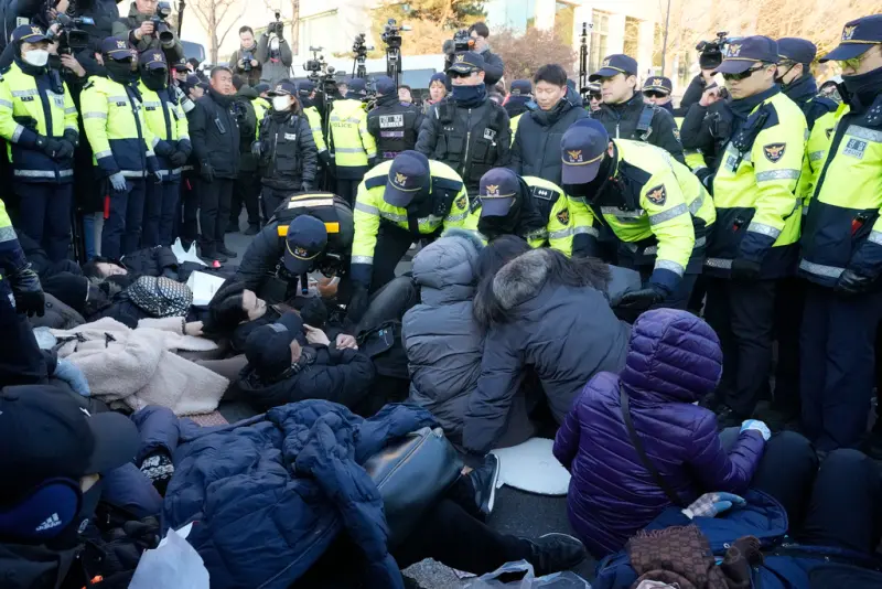 ▲韓國警方今（2）下午開始強制驅離聚集在總統官邸前，試圖阻擋尹錫悅遭拘捕的群眾。（圖／美聯社／達志影像）