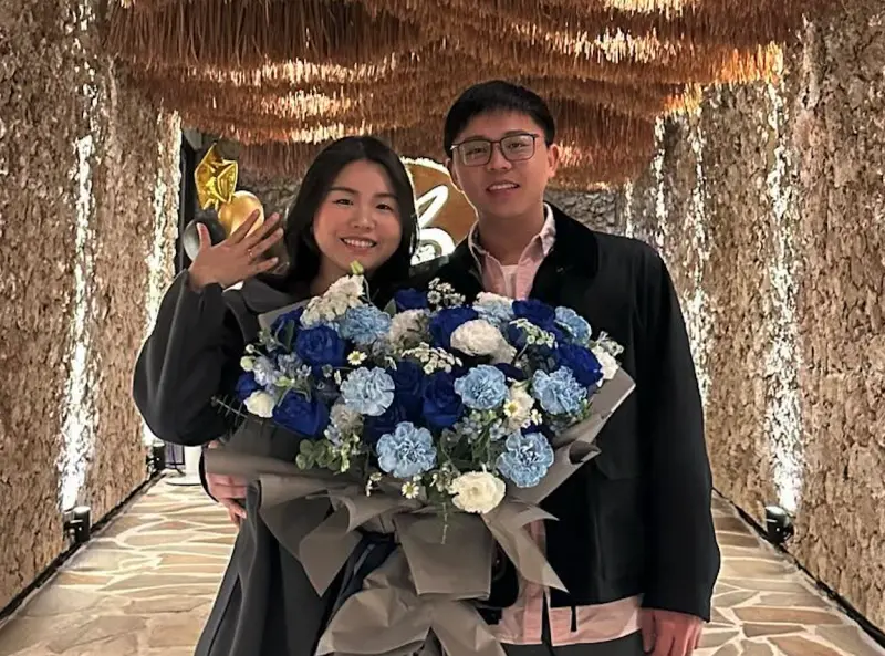 ▲「張君雅小妹妹」簡嘉芸7歲時因拍攝泡麵廣告全台爆紅，她昨日曬出跨年夜被男友求婚的照片，讓大票網友相當驚喜，紛紛湧入祝福恭喜。（圖／翻攝自Threads）