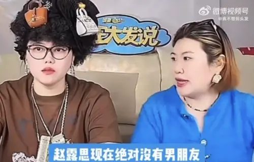 ▲王大發(左)指出趙露思現階段是單身狀態。(圖/真不想剪頭髮 微博) ▲王大發(左)指出趙露思現階段是單身狀態。(圖/真不想剪頭髮 微博)