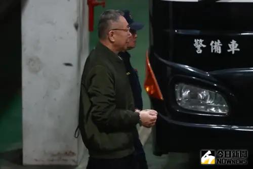 ▲前民眾黨主席柯文哲等4人因京華城、政治獻金案，歷經二度交保及北檢三度抗告，北院2日三度召開羈押庭裁定羈押。柯文哲上囚車準備返回土城看守所。（圖／記者葉政勳攝，20250103）