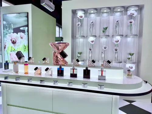 PRADA Beauty台灣快閃店!爆款唇膏、香水、開幕贈品7大亮點一覽 ▲PRADA唯我莫測淡香精、唯我莫測淡香精 幻花香境,建議售價30ml 3,500元、50ml 4,750元、90ml 6,750元、100ml填充瓶7,000元。(圖/記者蕭涵云攝)