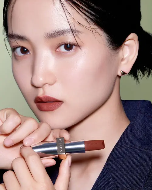 PRADA Beauty台灣快閃店!爆款唇膏、香水、開幕贈品7大亮點一覽 ▲Prada Beauty彩妝大使金泰梨演譯「#B03醜赤棕」,全球開搶大缺貨,台灣就能買到。經典唇膏1,590元、蕊心1,350元。(圖/PRADA Beauty提供)