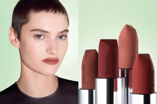 PRADA Beauty台灣快閃店!爆款唇膏、香水、開幕贈品7大亮點一覽 ▲PRADA Beauty棕色系列經典唇膏備受好評,Model示範尼龍柔霧唇膏「#B101廢裸棕」爆款色。(圖/PRADA Beauty提供)