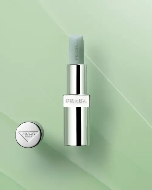 PRADA Beauty台灣快閃店!爆款唇膏、香水、開幕贈品7大亮點一覽 ▲經典潤唇膏1,550元、蕊心1,350元。(圖/PRADA Beauty提供)