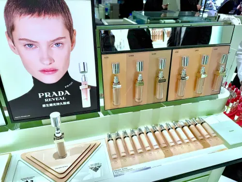 PRADA Beauty台灣快閃店!爆款唇膏、香水、開幕贈品7大亮點一覽 ▲原生霧光持久粉底 30ml 2,600元。(圖/記者蕭涵云攝)