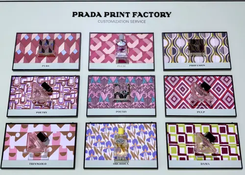 PRADA Beauty台灣快閃店!爆款唇膏、香水、開幕贈品7大亮點一覽 ▲PRADA Beauty快閃店限定,精品印花印製你的命定香氛。(圖/記者蕭涵云攝)