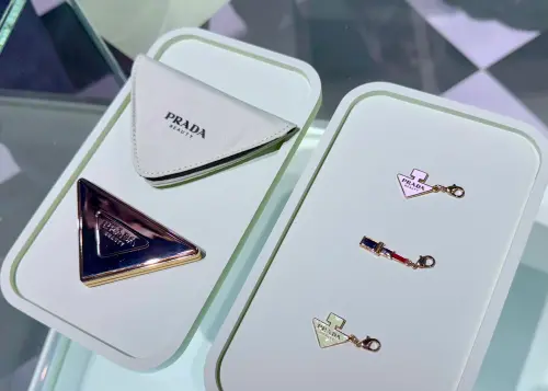 PRADA Beauty台灣快閃店!爆款唇膏、香水、開幕贈品7大亮點一覽 ▲質感超好的PRADA精品三角鏡、PRADA時尚吊飾。(圖/記者蕭涵云攝)