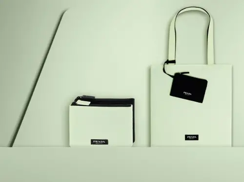 PRADA Beauty台灣快閃店!爆款唇膏、香水、開幕贈品7大亮點一覽 ▲PRADA時尚托特包與PRADA雙層化妝包。(圖/PRADA Beauty提供)