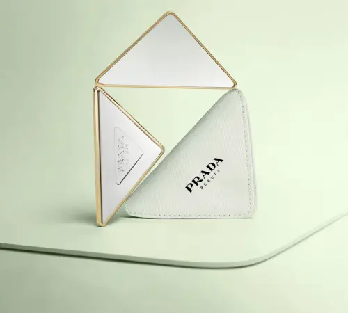PRADA Beauty台灣快閃店!爆款唇膏、香水、開幕贈品7大亮點一覽 ▲PRADA精品三角鏡還附有專屬收納袋。(圖/PRADA Beauty提供)