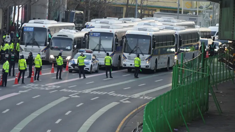 ▲韓國調查人員已於3日清晨出發，前往逮捕停職總統尹錫悅。圖為3日清晨，總統官邸附近部署的大量警力。（圖／美聯社／達志影像）