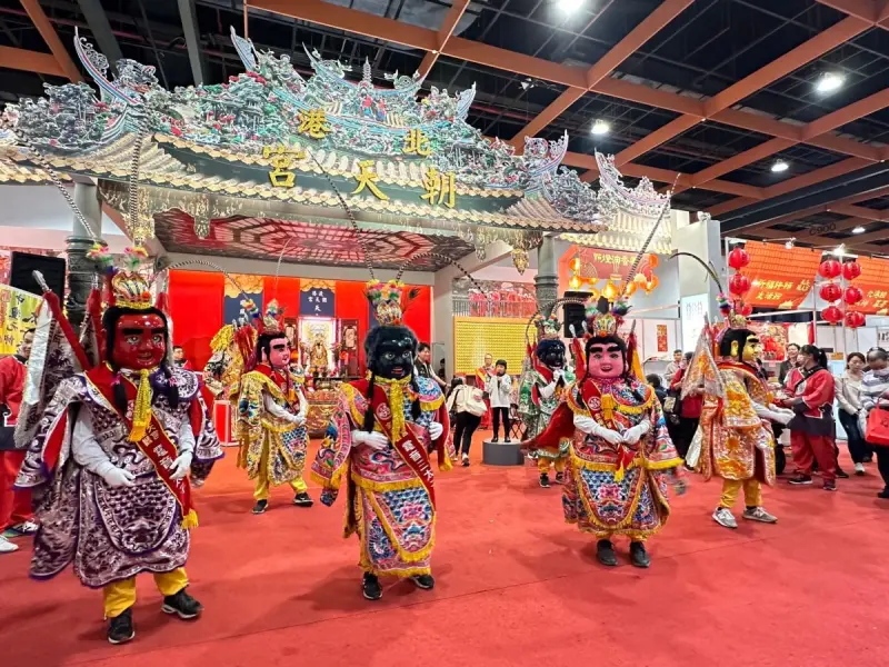▲「2025世貿年貨大展暨禮品贈品展」今（3）日起在台北世貿盛大開展，邀請400家廠商、900個展位，以及「雲林北港朝天宮媽祖鑾座」進駐舉行祈福儀式。（圖／上聯提供）