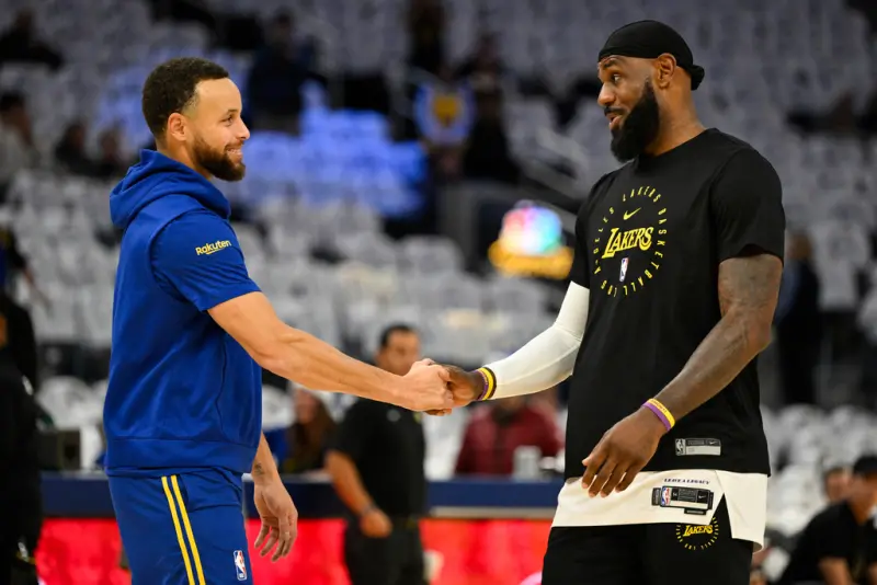 ▲NBA官方今（3）日公布本賽季明星賽第一階段票選結果，「詹皇」Lebron James、Stephen Curry在西區前場球員和後衛都暫居第三名，讓球迷感嘆「世代交替」來了。（圖／美聯社／達志影像）