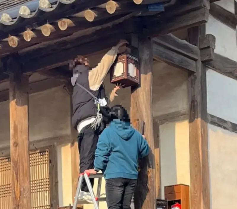 ▲建築師閔瑞洪目睹劇組釘燈籠破壞古蹟，怒發文曝光此事。（圖／閔瑞洪SNS）
