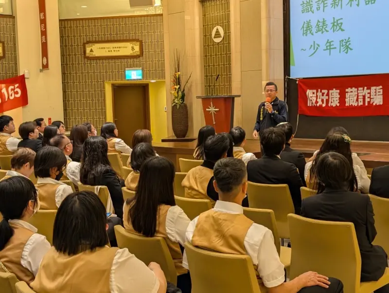 ▲高雄市山達基教會內較年經員工近日遭詐騙，高市警局少年隊隊長陳仁正率宣導團，向教會內員工們宣導「打詐新四法」及「打詐儀錶板」。(圖／高市少年隊提供)