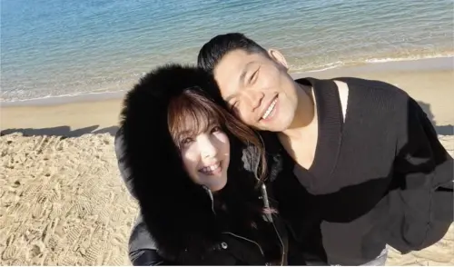 ▲李玖哲（左）於2014年與日籍妻子相馬茜（右）步入婚姻殿堂，公開愛妻近況，掀起網友熱烈討論。（圖／翻攝李玖哲臉書）