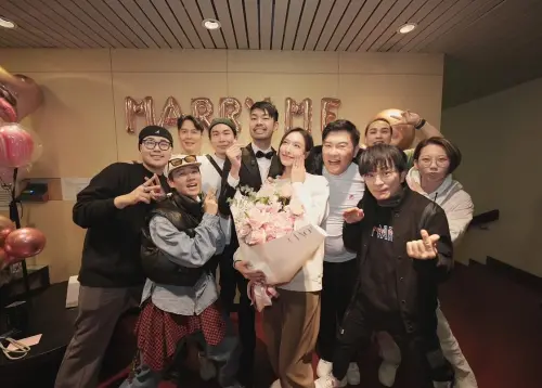 ▲陳大天(左四)在國家戲劇院向女友劉樸(左五)求婚,好友、劇場同仁一同見證。(圖/翻攝自陳大天臉書) ▲陳大天(左四)在國家戲劇院向女友劉樸(左五)求婚,好友、劇場同仁一同見證。(圖/翻攝自陳大天臉書)