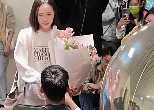 ▲藝人陳大天單膝下跪向女友劉樸告白,劉樸感動落淚。(圖/翻攝自陳大天臉書) ▲藝人陳大天單膝下跪向女友劉樸告白,劉樸感動落淚。(圖/翻攝自陳大天臉書)