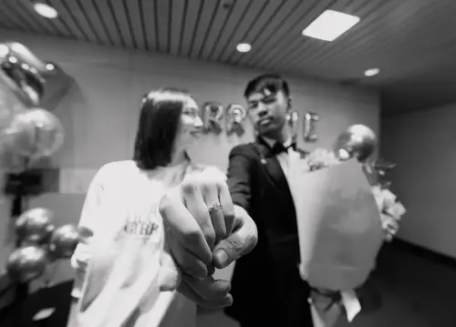 ▲陳大天(右)精心策劃求婚,並與女友劉樸(左)情定終身。(圖/翻攝自陳大天臉書) ▲陳大天(右)精心策劃求婚,並與女友劉樸(左)情定終身。(圖/翻攝自陳大天臉書)