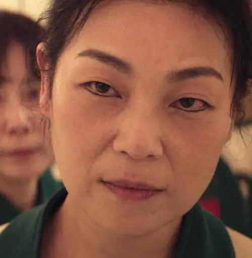 ▲蔡菊姬在劇中飾演「44號仙女」,總是說出恐怖預言帶給大家不安感。(圖/《魷魚遊戲》官方IG) ▲蔡菊姬在劇中飾演「44號仙女」,總是說出恐怖預言帶給大家不安感。(圖/《魷魚遊戲》官方IG)