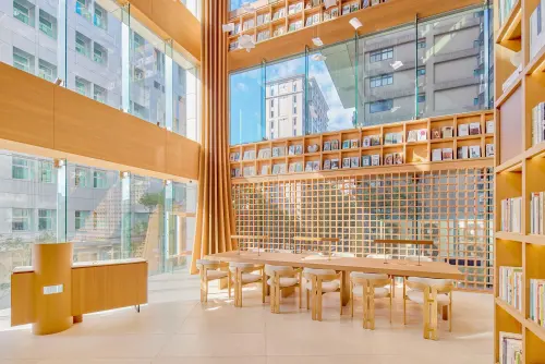 ▲信義馬光診所的裝潢風格由「藏書閣」延伸而來，打造令人難忘的絕美書牆。（圖／信義馬光提供）