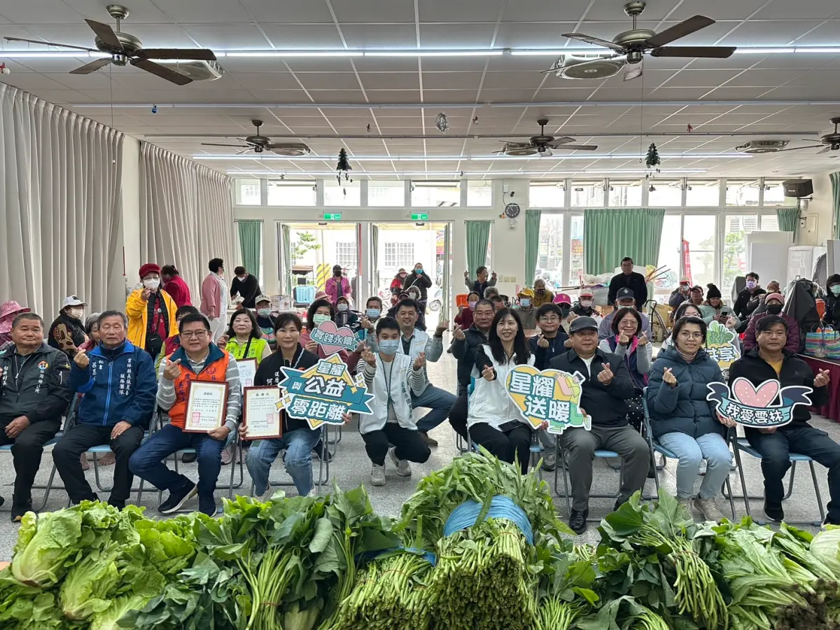▲星耀能源今(3)日捐贈百斤溫室直送的愛心蔬菜予雲林縣口湖地區7處長青食堂，同時加碼致贈各據點共4萬2千元加菜金，傳遞對長輩們的關心、關懷。（圖／業者提供）