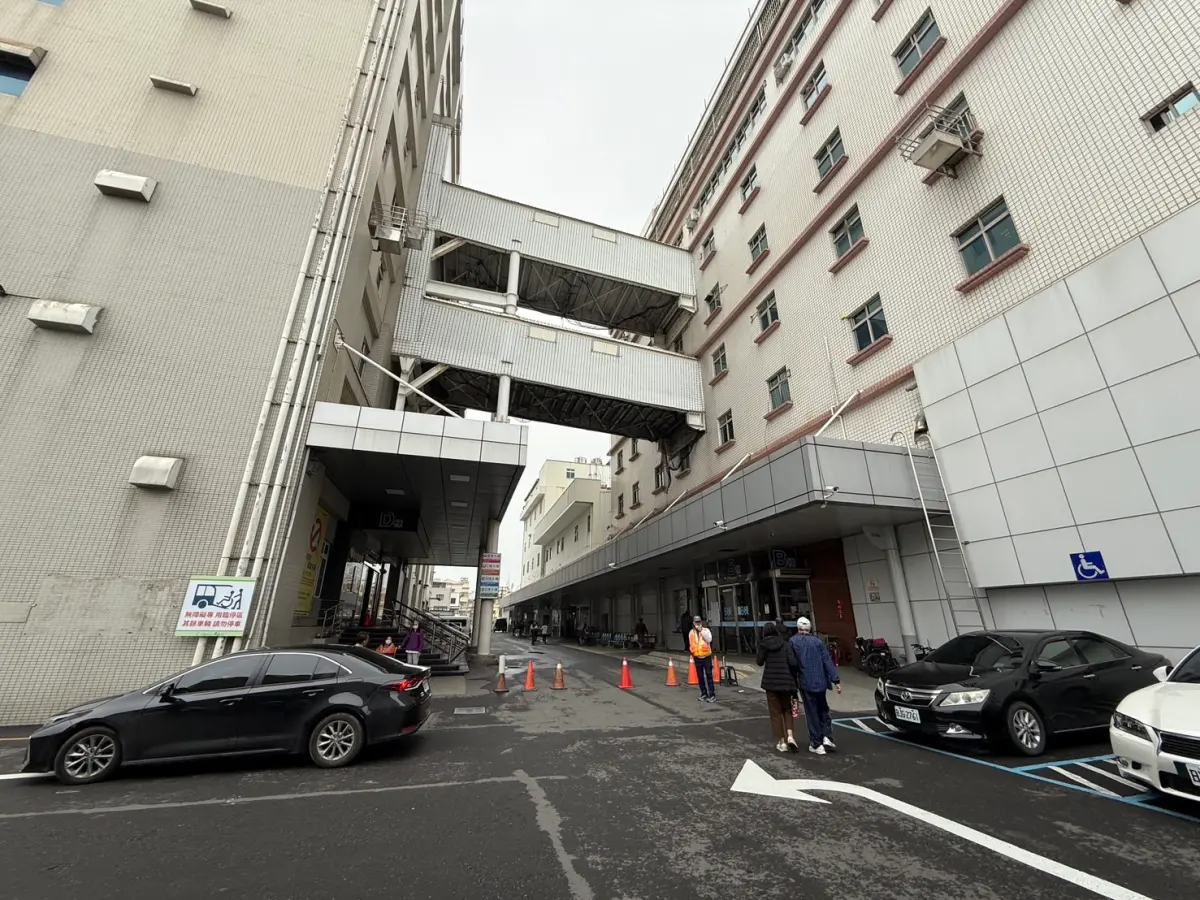 ▲發生火災的D棟大樓及毗鄰的電力中心，其中D棟垂直增建6層電力中心增建5層，違建率超過3300%。（圖／屏東縣府提供）