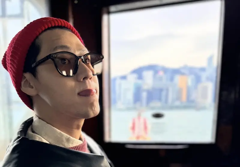 ▲李玉璽發布新年圖文，竟被發現疑似和張兆志前妻許允樂一起在香港搭渡輪，還各自擺出對看的「男女友視角」，戀情因而公開。（圖／摘自FB）