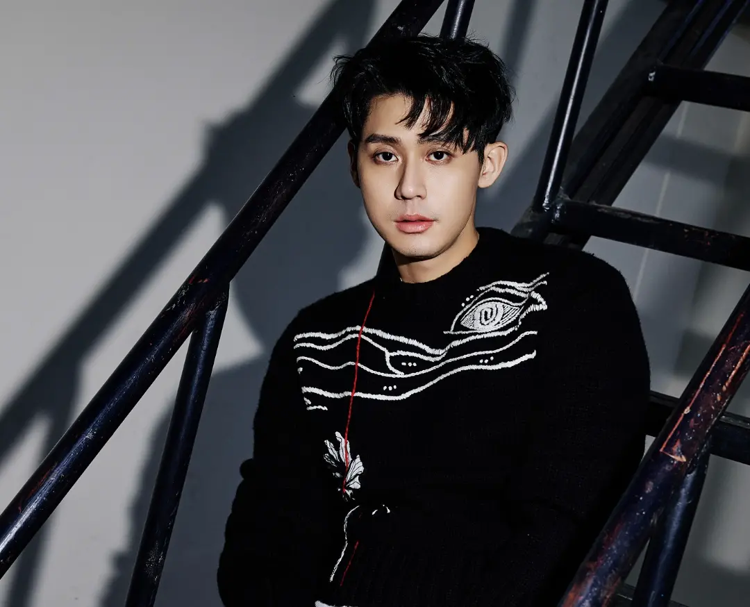 ▲李玉璽（如圖）在春酒晚會上大方地將手搭在許允樂的肩上後，現場氣氛瞬間嗨翻。（圖／翻攝自李玉璽 FB）