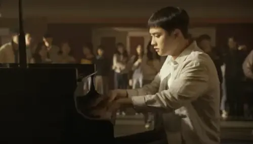 ▲韓版《不能說的秘密》，D.O.（都敬秀）重現經典神場面。（圖／翻攝自hivemedia_corp Youtube）