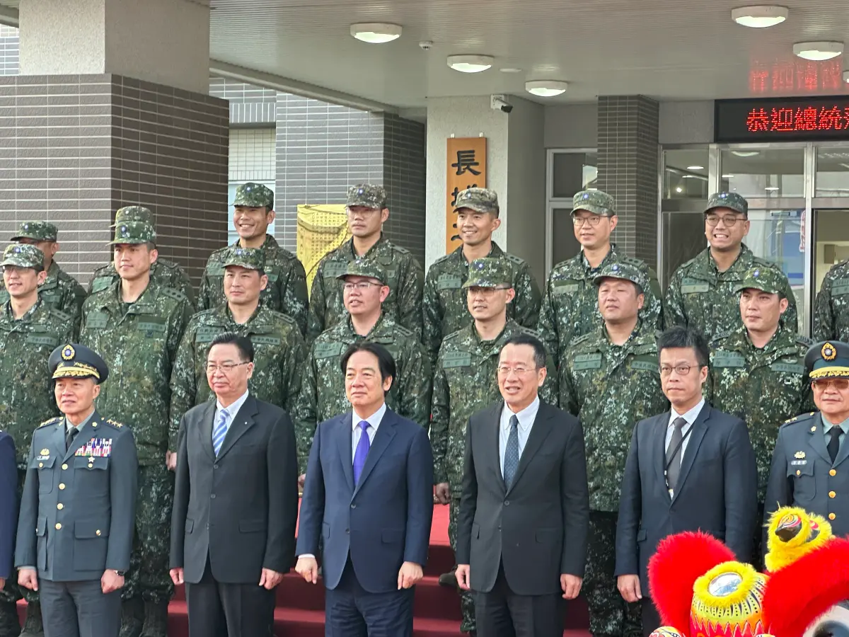 ▲賴清德在新建的清泉崗營區長城樓前，與陸軍官兵合影。（圖／記者顏幸如攝，2025.01.03）