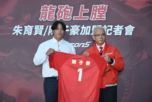 ▲陳子豪以10年1.3億巨約轉投味全龍，成為首位中職破億球員。（圖／記者林調遜攝）