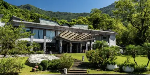 花蓮於去年2024年4月3日強震後重創當地觀光,多家飯店目前暫停營業,如今蝴蝶谷溫泉渡假村也將正式熄燈,僅營業至今年2月7日。(圖/翻攝蝴蝶谷溫泉度假村官網) ▲花蓮自去年2024年4月3日經強震後重創當地觀光,多家飯店目前暫停營業或熄燈,如今蝴蝶谷溫泉渡假村也將正式熄燈,僅營業至今年2月7日。(圖/翻攝蝴蝶谷溫泉度假村官網)