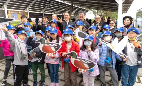 ▲台電公司董事長曾文生與永安國小及新港國小師生一起賞鳥。(圖／台電興達發電廠提供)