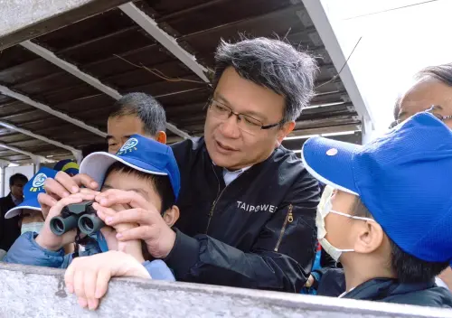 ▲台電公司董事長曾文生(中)與永安國小及新港國小師生一起賞鳥,熱鬧迎接永安濕地候鳥季的到來。(圖/台電興達發電廠提供) ▲台電公司董事長曾文生(中)與永安國小及新港國小師生一起賞鳥,熱鬧迎接永安濕地候鳥季的到來。(圖/台電興達發電廠提供)