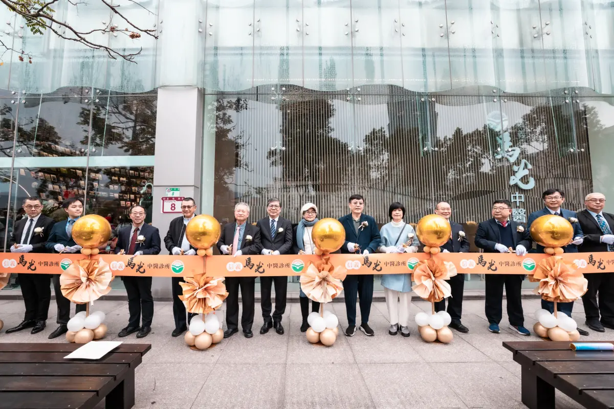 ▲(由左至右)美好証券董事長黃谷涵、港香蘭總經理蔡家安、順天堂總經理莊武璋、崇越集團董事長賴杉桂、中研院院士林昭庚、中醫師公會全聯會理事長詹永兆、品味私塾執行長王文靜、馬光執行長黃福祥、馬光蕭玲玲醫師、天明製藥總經理王伯綸、馬光學術長高宗桂、中國醫藥大學中醫學院 院長顏宏融、衛福部費用協調委員會田士金。(圖／信義馬光提供)