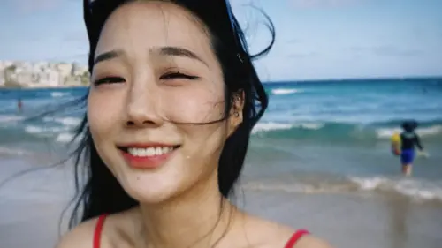 《夜市王》金針菇穿比基尼！海灘解放「帥哥好多」　被讚身材太辣
