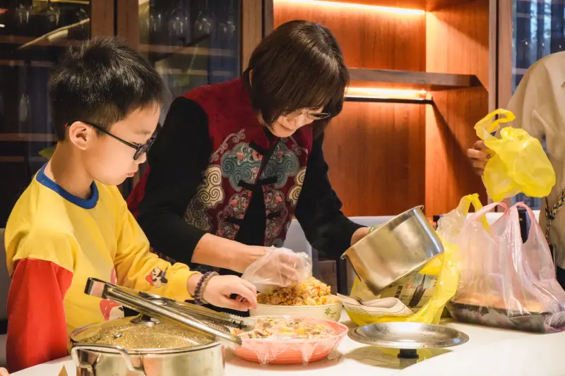 ▲信義嘉和社區「一家一菜感恩聚餐」與住戶才藝表演，凝聚社區情感，並實施碳盤查展現永續行動。（圖／信義房屋提供）